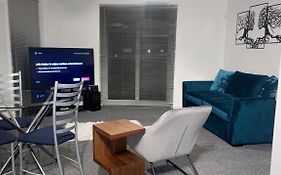 Luxury 1 Bed Apartment With Parking